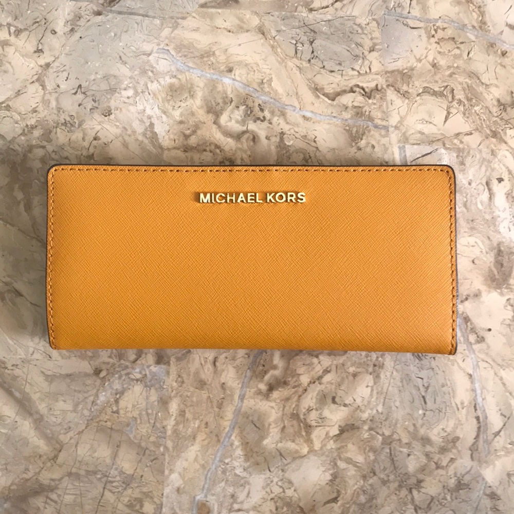 Micheal Kors bifold 🛍